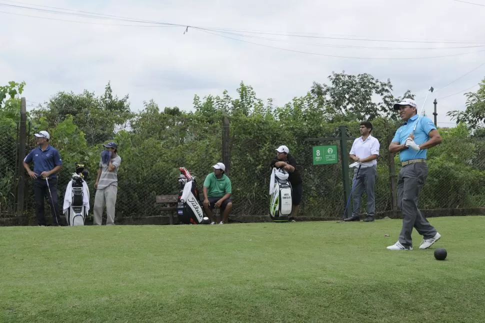 ATENTOS A LA JUGADA. Andrés Romero pega, en el fondo observan Nelson Ledesma y un caddie. “Pigu” jugó bien. la gaceta / fotos de analía jaramillo