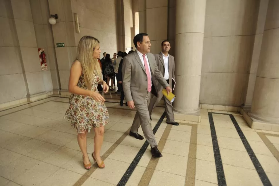 TRAS EL ENCUENTRO. Regino Amado se retira del Palacio de Tribunales después de haber participado de su primera reunión en la Corte como ministro. la gaceta / fotos de inés quinteros orio