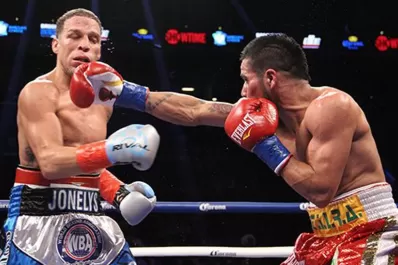 Cuellar no dejó dudas y retuvo el título pluma AMB