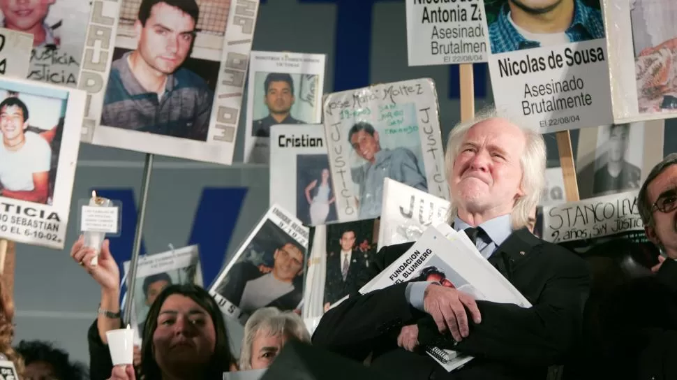 RECLAMO DE PENAS MÁS DURAS. En 2004, Juan Carlos Blumberg encabezó manifestaciones multitudinarias para pedir justicia. Su hijo, Axel, había sido secuestrado y, luego, asesinado. lavozdelinterior.com.ar