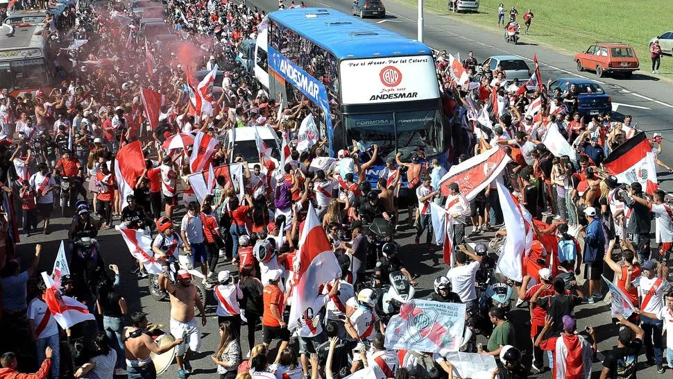 ILUSIONADOS. Los simpatizantes acompañaron al equipo en su camino hasta Ezeiza. TELAM