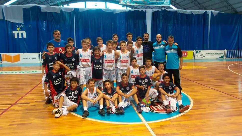 COMPETENCIA Y CONFRATERNIDAD. Los equipos de CC y 9 de Julio, antes de comenzar su cotejo de la fecha inaugural en Río Tercero.
FOTO TOMADA DE TWITTER@josefiebig