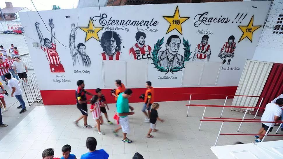 ARREGLOS. La comisión de apoyo ya concretó el cambio de piso en la zona de acceso a plateas y proyecta remodelar la cantina.
FOTO DE ARCHIVO