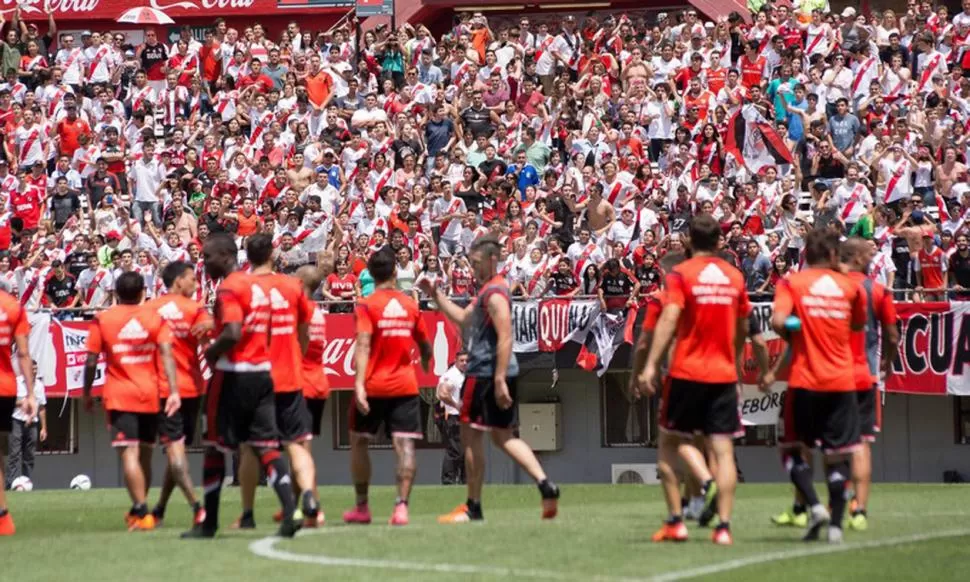 UNA CARICIA AL ALMA. Los hinchas de River no quisieron perderse la oportunidad de alentar al plantel que se va hoy a Japón. foto de cariverplate.com.ar