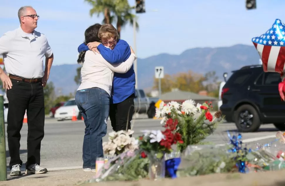 SAN BERNARDINO. Familiares de los muertos dejan flores en plena calle. reuters