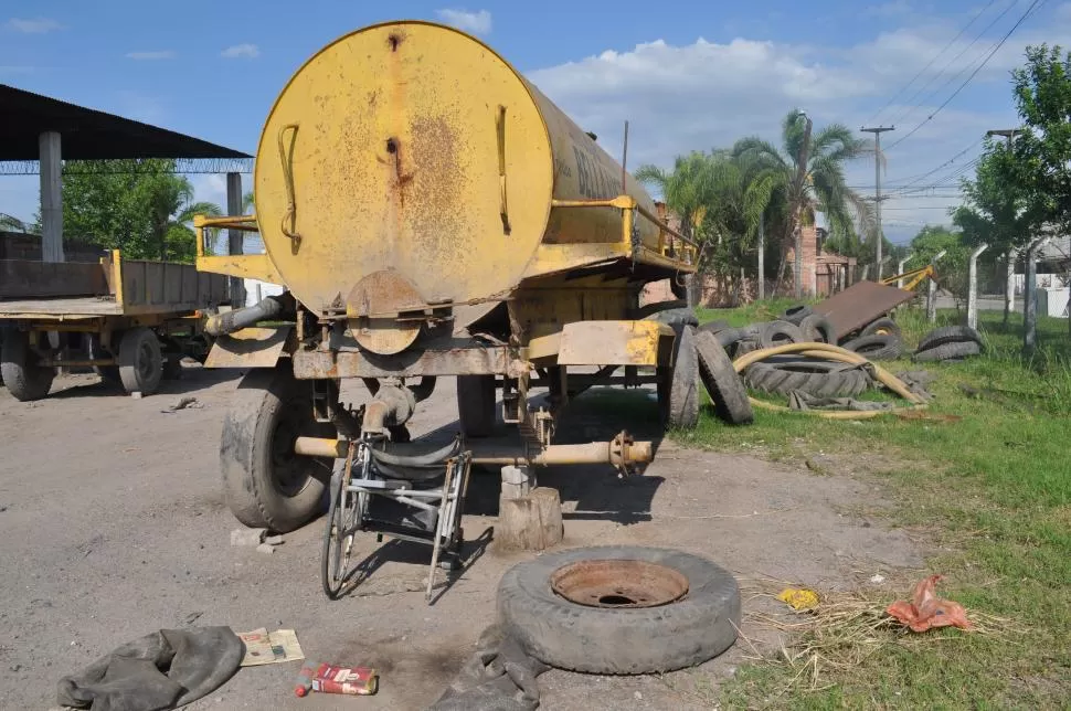 EN DESUSO. Tanques, basura y chatarra en uno de los depósitos municipales.  MUNICIPALIDAD DE BELLA VISTA