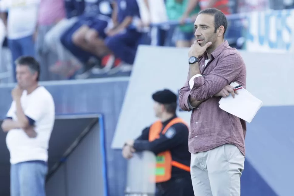 PIENSA, LUEGO RESUELVE. El “Vasco” Azconzábal trabaja hasta cuando descansa del trajín diario que tiene un entrenador. la gaceta / foto de archivo