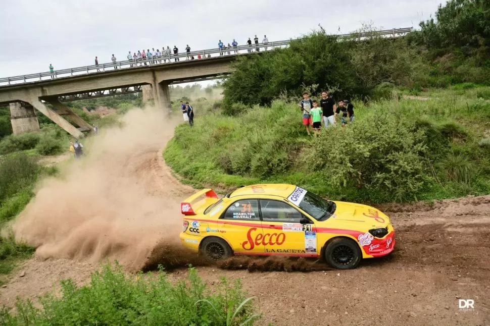 AL MÁXIMO. El Subaru de García Hamilton toma una curva. El polvo que levantó fue signo de que pisó el acelerador a fondo. Foto de rally argentino