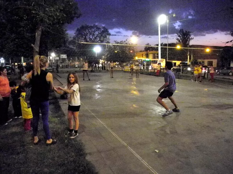 LA CANCHA Y LA AVENIDA. Nada frena a los chicos, ni las humildes condiciones del sitio donde hacen deportes, ni la cercanía del paso de los vehículos. 