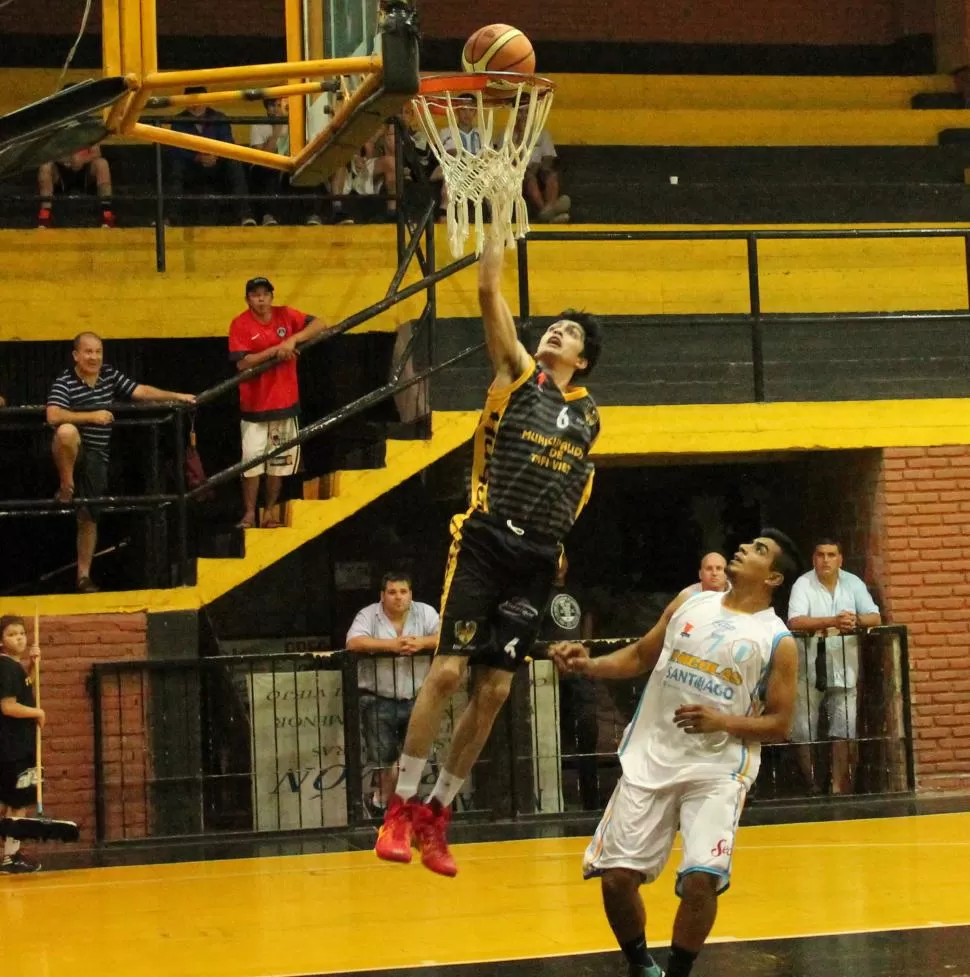 ARO. Nóblega convierte dos de los tres puntos que aportó desde el banco “león”. Foto de María Celeste Romero