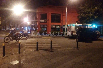 Choque y vuelco en la esquina de 24 de septiembre y La Rioja