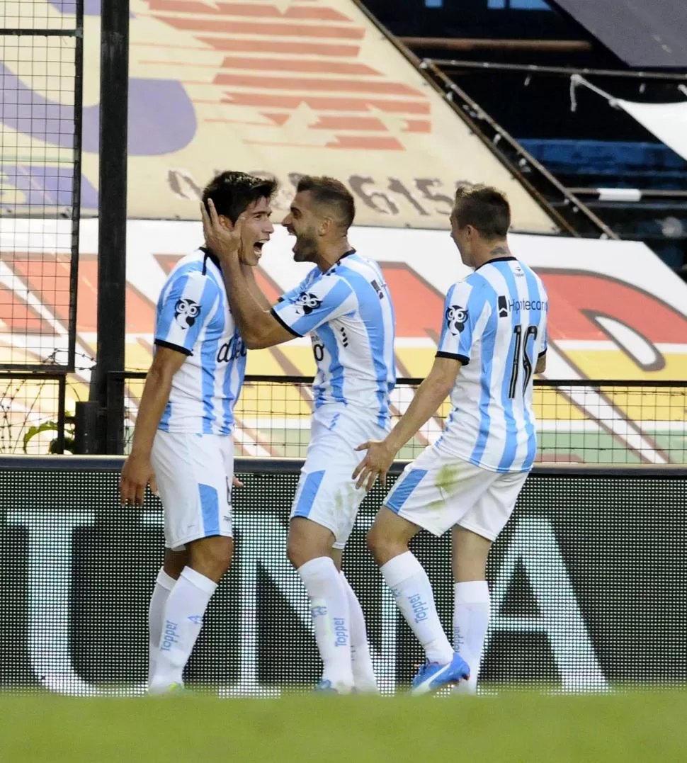 TODOS CON ÉL. Nicolás Sánchez es el primero en festejar el gol de Lollo, a quien le toma la cara. También se sumó Noir. DYN