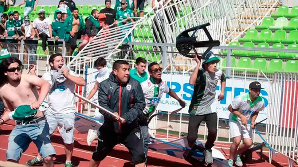 VIOLENTOS. Los barras arremetieron con todo y desataron una guerra. (FOTO TOMADA DE TWITTER)