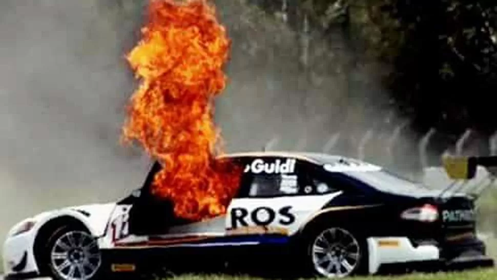 ILESO. Pese a que las llamas ardieron en su asiento, el piloto pudo escapar del fuego. (FOTO TOMADA DE TWITTER)