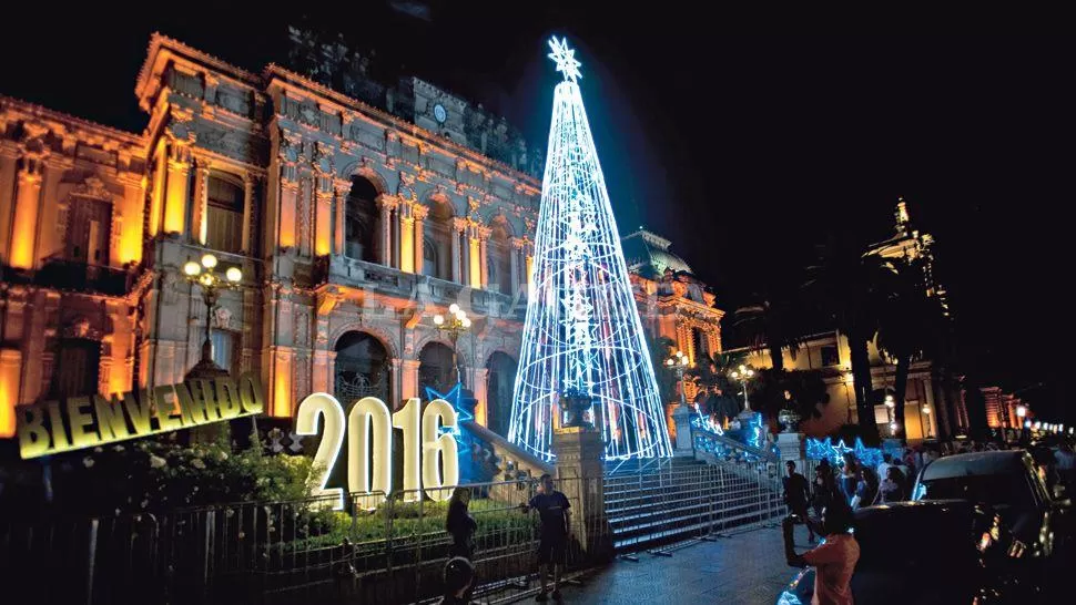 RUMBO AL BICENTENARIO. Un mega Árbol de Navidad se construyó en la explanada de la Casa de Gobierno. LA GACETA / FOTO DE DIEGO ARÁOZ