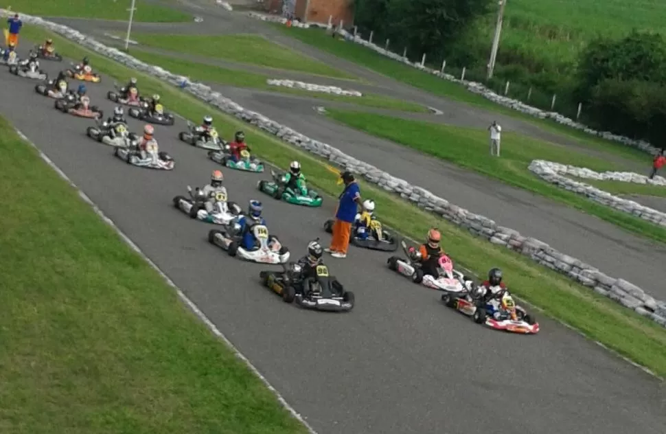 LISTOS. La clásica postal de los karts ordenados a la espera de la largada. foto DE motorplusplustucumán.com.ar 