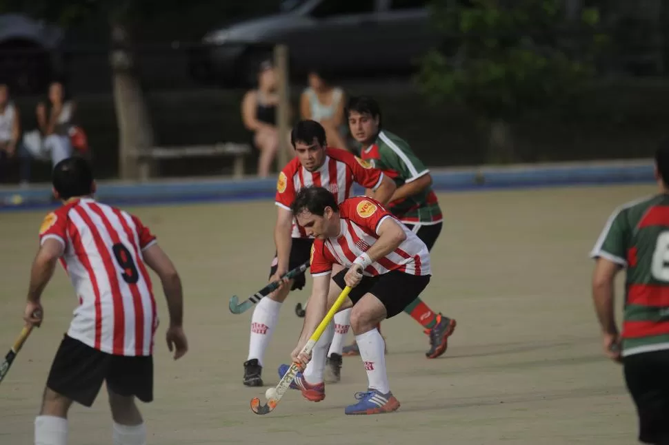 CON EL ÚLTIMO SUSPIRO. Palacios domina la bocha respaldado por Núñez López. LA GACETA / FOTO DE ANALÍA JARAMILLO