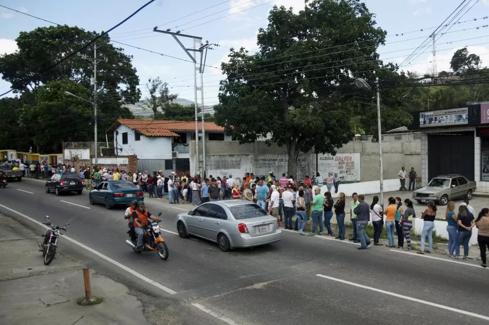 TODOS A VOTAR. El gobierno socialista extendió el período de votación por sobre las normas electorales, aduciendo que nadie podía dejar de sufragar. reuters