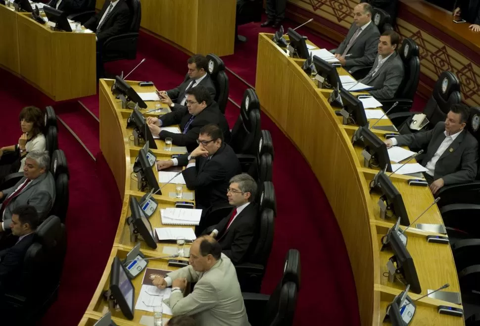 EN EL RECINTO. Aráoz (debajo) y Canelada se abstuvieron de votar a Pérez como secretario en la sesión pasada. la gaceta / FOTO DE JORGE OLMOS SGROSSO