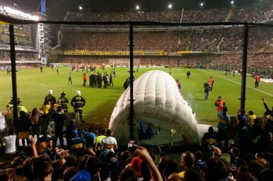 Angelici intentará reducir la sanción a Boca por el incidente del gas pimienta