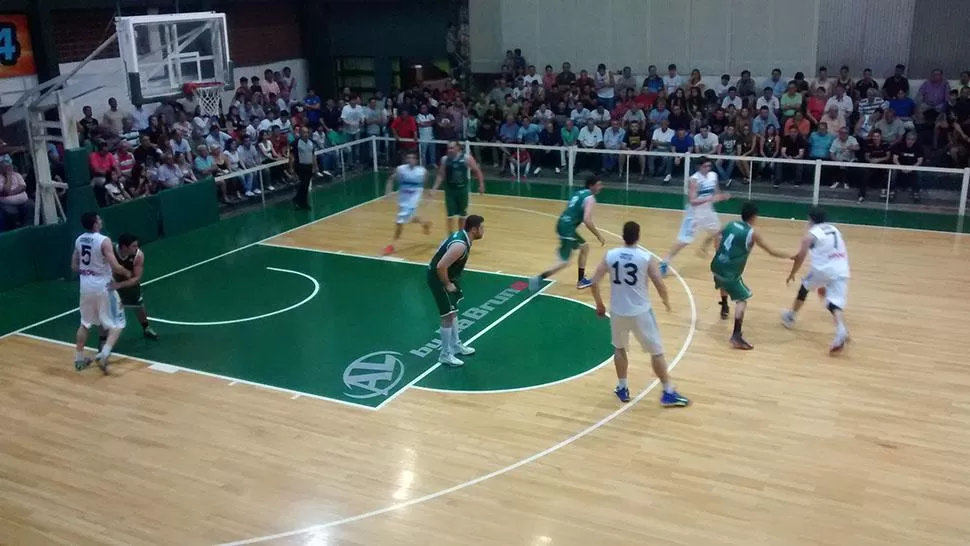 MANEJÓ EL PARTIDO. El visitante mostró un juego superior. En la escena, Miérez sube el balón.
FOTO TOMADA DE PRENSA ASOCIACIÓN MITRE