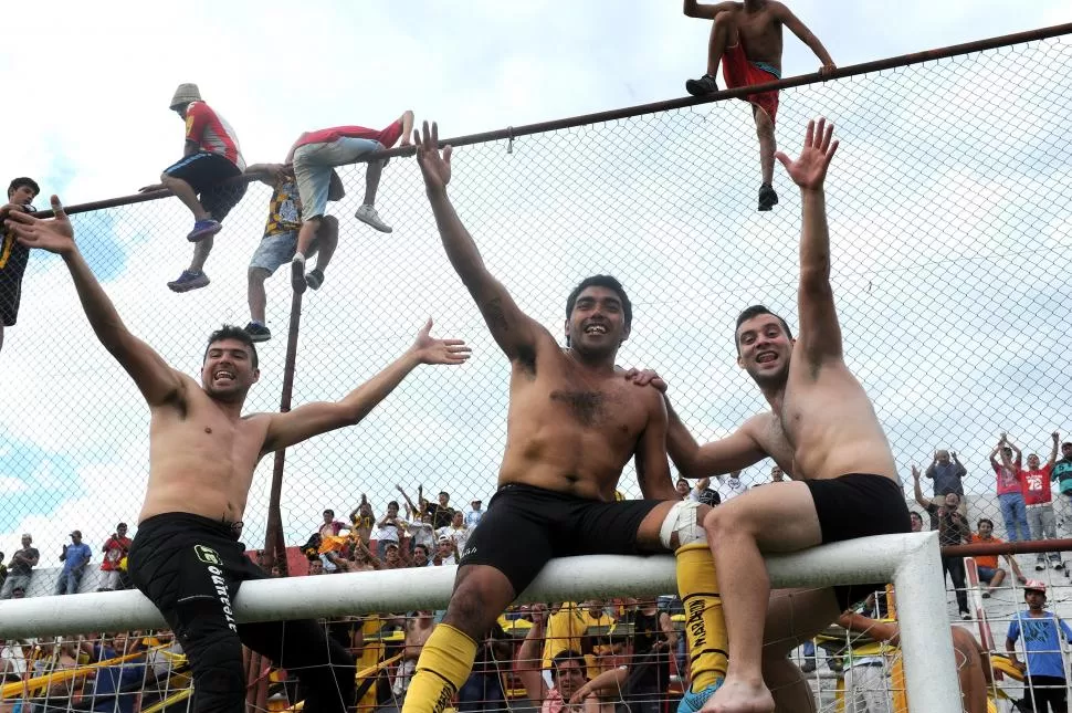 FESTEJO. Polesman, Lubo y París, de Social Lastenia, celebran el ascenso. la gaceta / foto de héctor peralta 