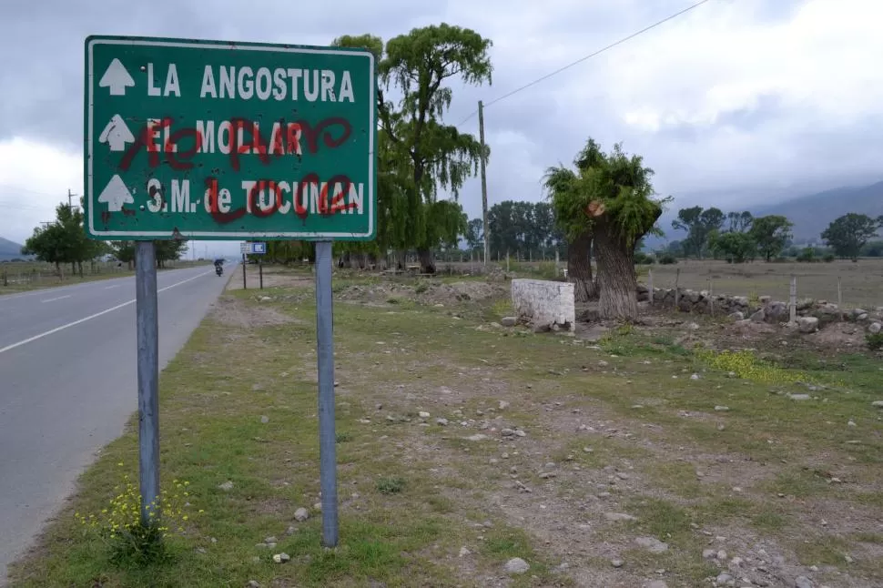 AMOR VÁNDALO. En una primera mirada, la serie de pintadas gritando “Lore te amo” puede resultar simpática; pero deja de serlo si se tiene en cuenta que esos trazos cubren información estratégica para la seguridad en la ruta. fotos de maría ana padilla