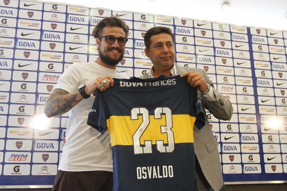 PREPARA LA VUELTA AL “XENEIZE”. Angelici (derecha) reveló que Daniel Osvaldo está cada vez más cerca de volver a ponerse la camiseta “auriazul”, para formar la dupla de ataque con “Carlitos” Tevez. dyn (archivo)