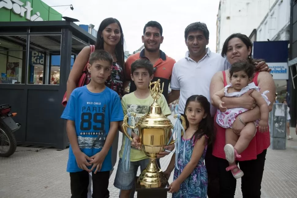 FESTEJO. El técnico Juan Martín Anastacio y el profesor Federico Quinteros junto a sus familias exhibieron orgullosos la copa que Ñuñorco consiguió el domingo. la gaceta / foto de diego aráoz