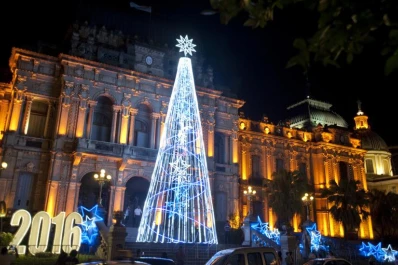 El Árbol del Bicentenario ya ilumina la noche tucumana