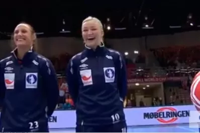 Esperaban para cantar su himno pero les pusieron el Gangnam Style