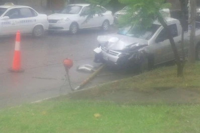 Tafí Viejo: una camioneta embistió a un poste