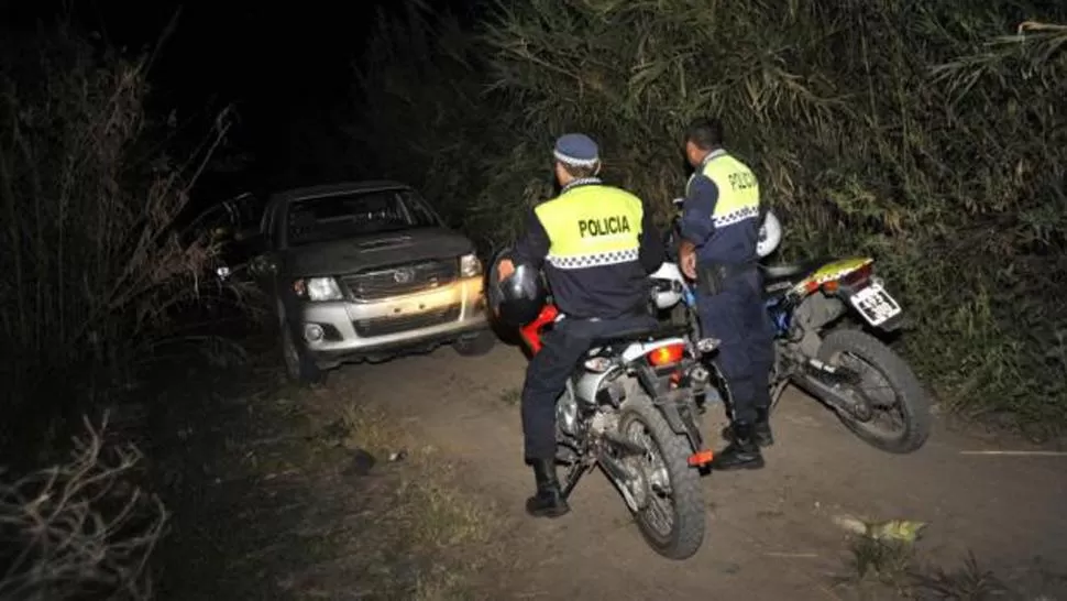 INVESTIGACIÓN. Los policías cercaron la zona donde se encontró el cuerpo para preservar la escena del crimen.LA GACETA/ FOTO DE INÉS QUINTEROS ORIO