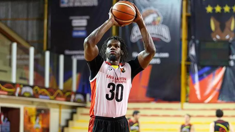 CALIDAD GARANTIZADA. Jeremiah Wood, de San Martín de Corrientes, anotó 24 puntos y bajó 12 recobres en Brasil.
FOTO TOMADA DE WWW.FIBAAMERICAS.COM
