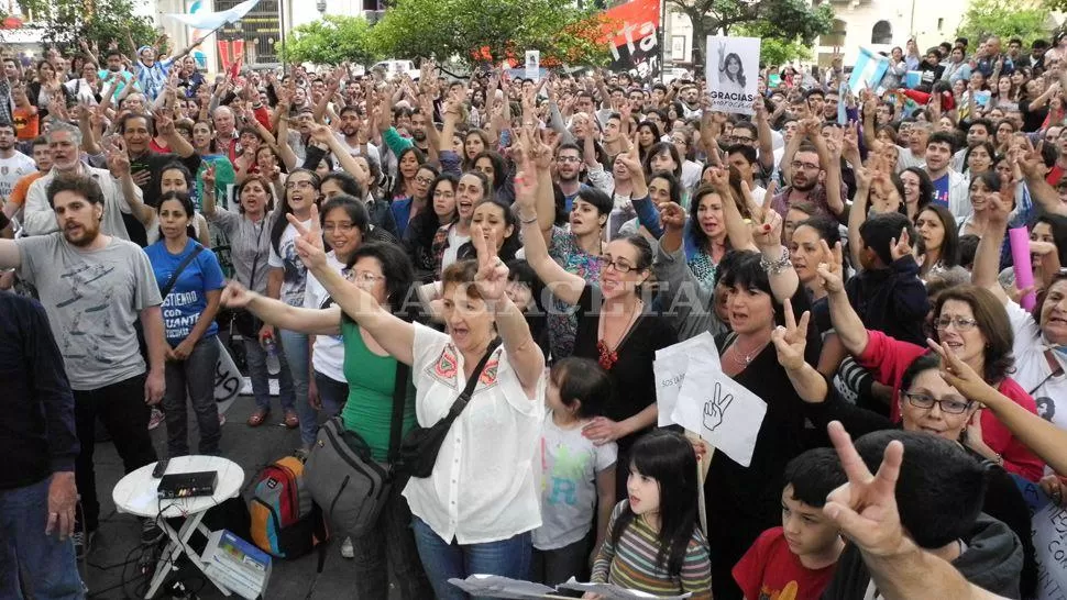 CONMOVIDOS. La emoción se evidenció en los rostros de los seguidores. LA GACETA / FOTO DE JOSÉ NUNO