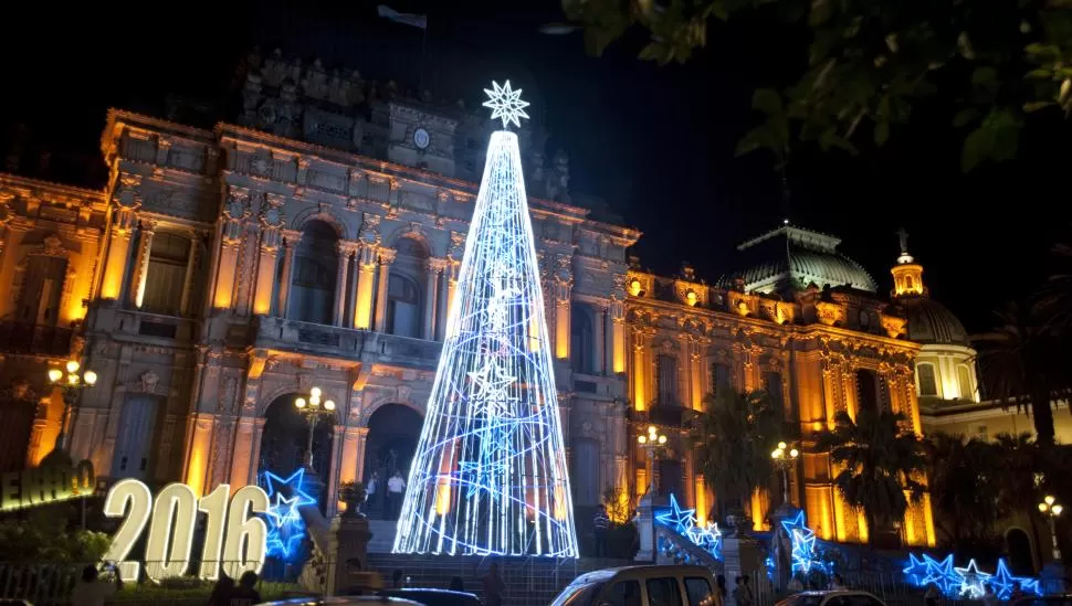 -IDENTIDAD. El cono tiene 15 metros de altura y por su interior ascienden luces azules en zigzag entre estrellas celestes y blancas.