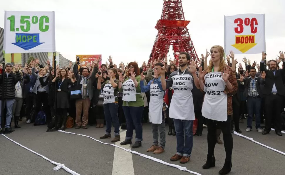 EN PARIS. Ambientalistas piden que en unos años la temperatura global no supere los 1,5 grados respecto de la media actual. REUTERS.  
