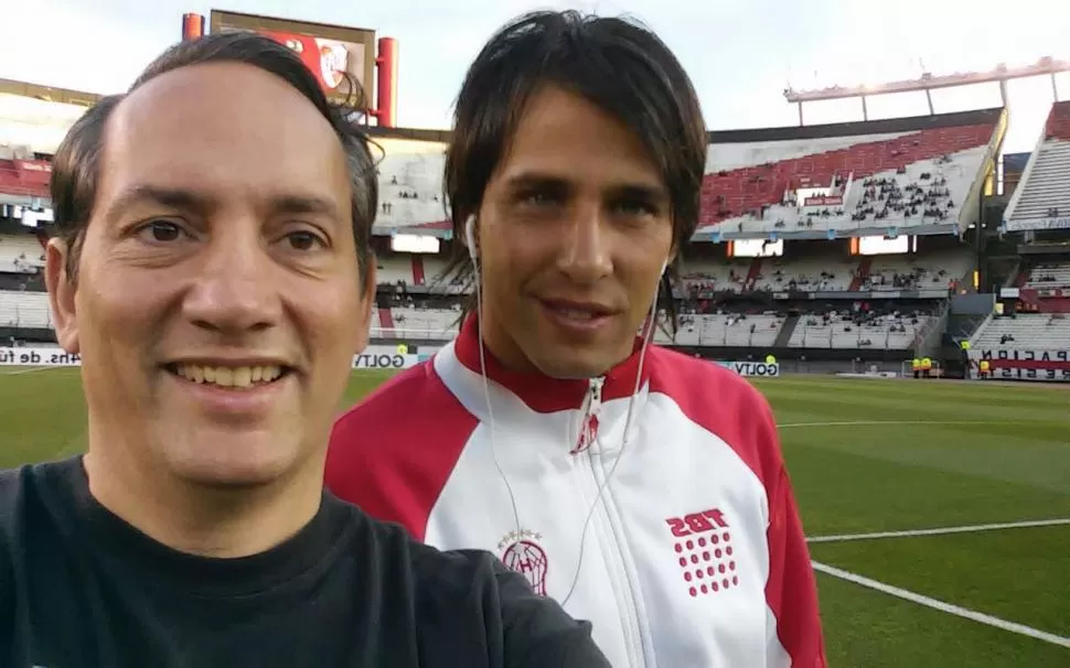 SELFIE. “Nacho” y Toranzo, en el Monumental, antes de jugar contra River. FOTO DE IGNACIO BOSSI