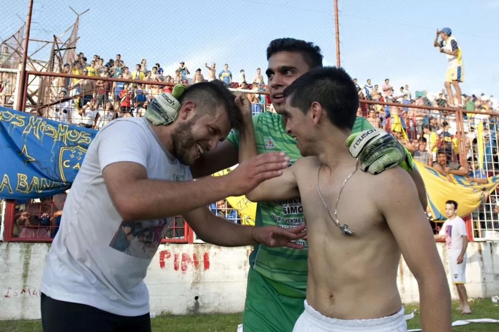 LOS HÉROES. Diclemente (autor del 1-1) y Vera (atajó dos penales) celebran. la gaceta / foto de diego aráoz 