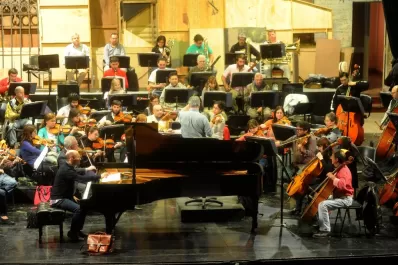 La Orquesta Sinfónica de la UNT no tiene quién la dirija