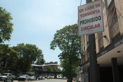 Puente Central Córdoba: instalaron carteles que advierten sobre el peligro