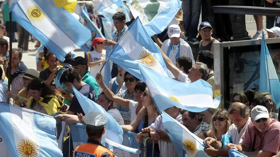 EN EL CONGRESO. Con banderas reciben a Macri fuera del Congreso. FOTO DE DYN