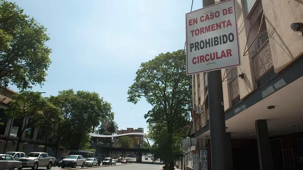 SEÑAL. Este es el cartel de Marco Avellaneda y San Luis. FLORENCIA ZURITA / LA GACETA