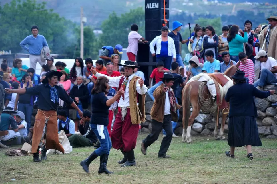 FIESTA DEL QUESO. Veraneantes y lugareños se encuentran en una de las fiestas más convocantes de los Valles. LA GACETA / FOTO DE DIEGO ARÁOZ.