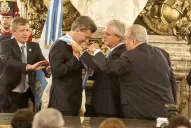 Recibió los atributos y saludó a la multitud