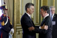 Saludos protocolares y algunas bromas con sus pares