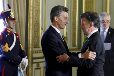 Saludos protocolares y algunas bromas con sus pares