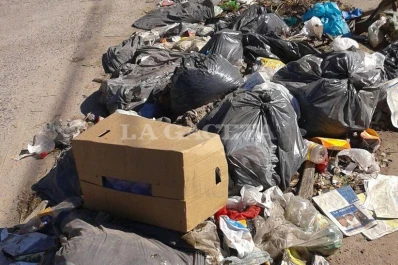 Por retrasos en la recolección, la basura se acumula de la ciudad