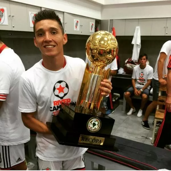 PARA LA COLECCIÓN. Kranevitter posa con el trofeo de la Recopa Sudamericana. foto tomada de twitter matías kranevitter
