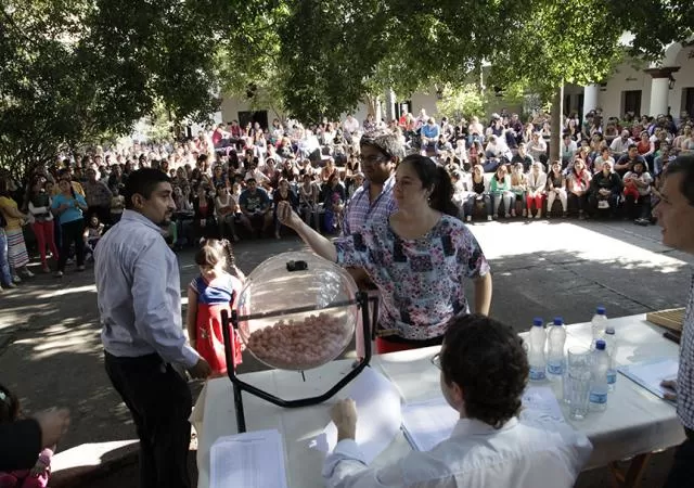 MOMENTO DE DEFINICIÓN. El sorteo se realizó ayer en el patio de la Escuela. noticiasunt.com.ar